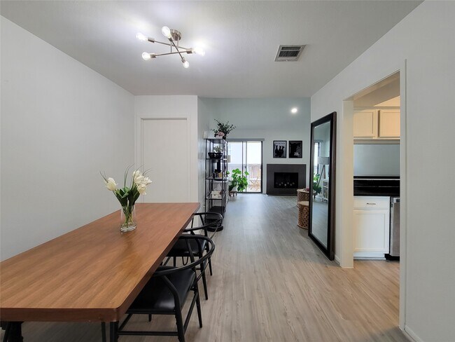 Building Photo - 755 Bering Dr