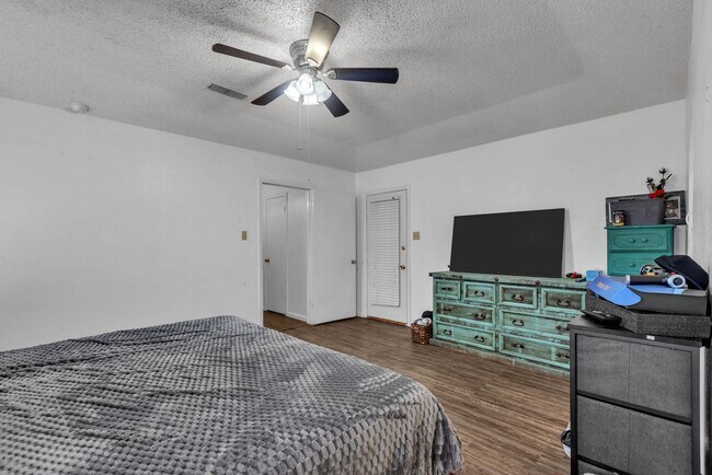 Building Photo - 6935 Amber Dr