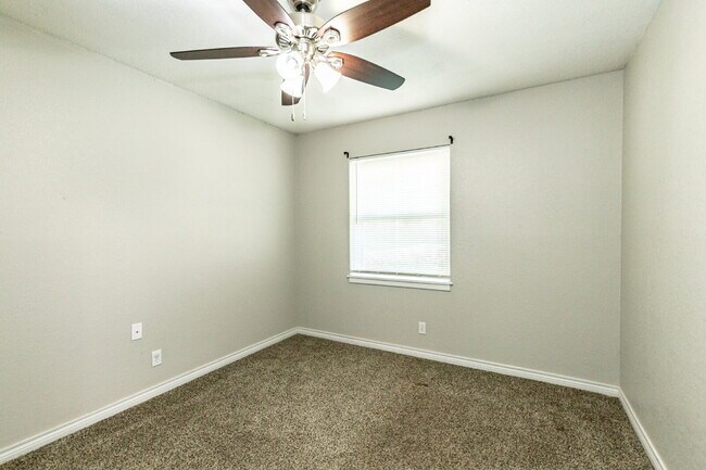 Building Photo - Sharp 3 Bedroom in LISD