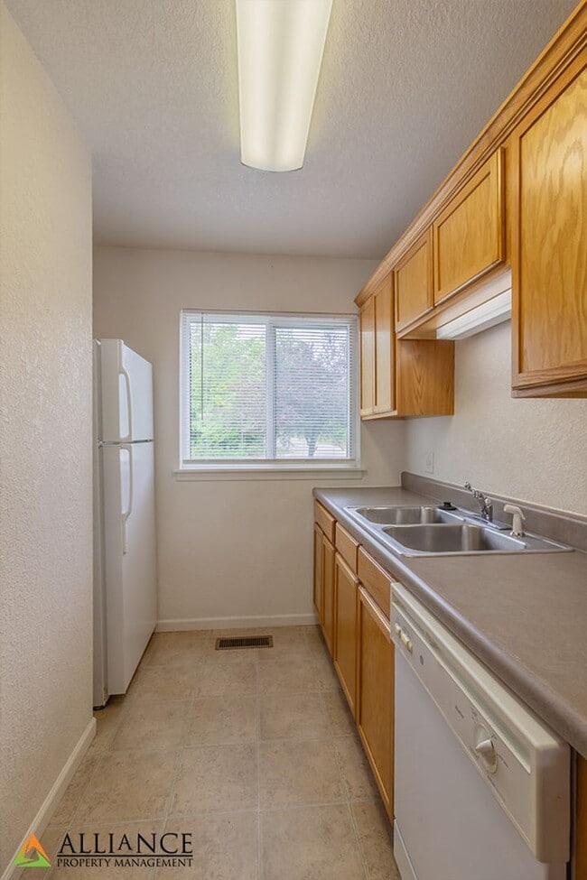 Building Photo - Balcony & Walkout Basement!