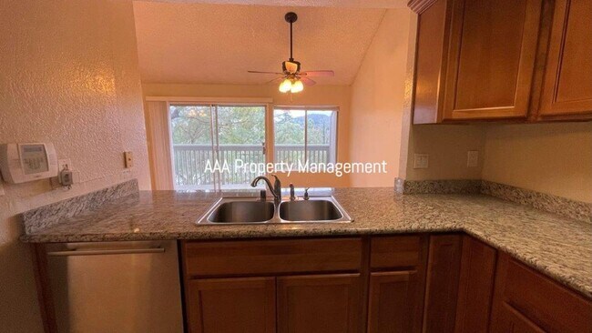 Building Photo - Beautiful 4 bedroom 2.5 bath townhome w/ v...