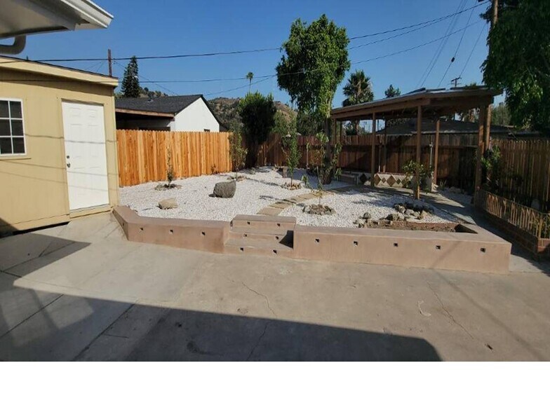 Building Photo - 204 W Duell St