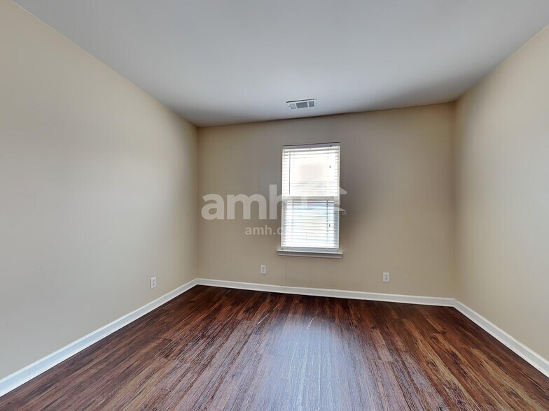 Building Photo - 103 Lake House Rd