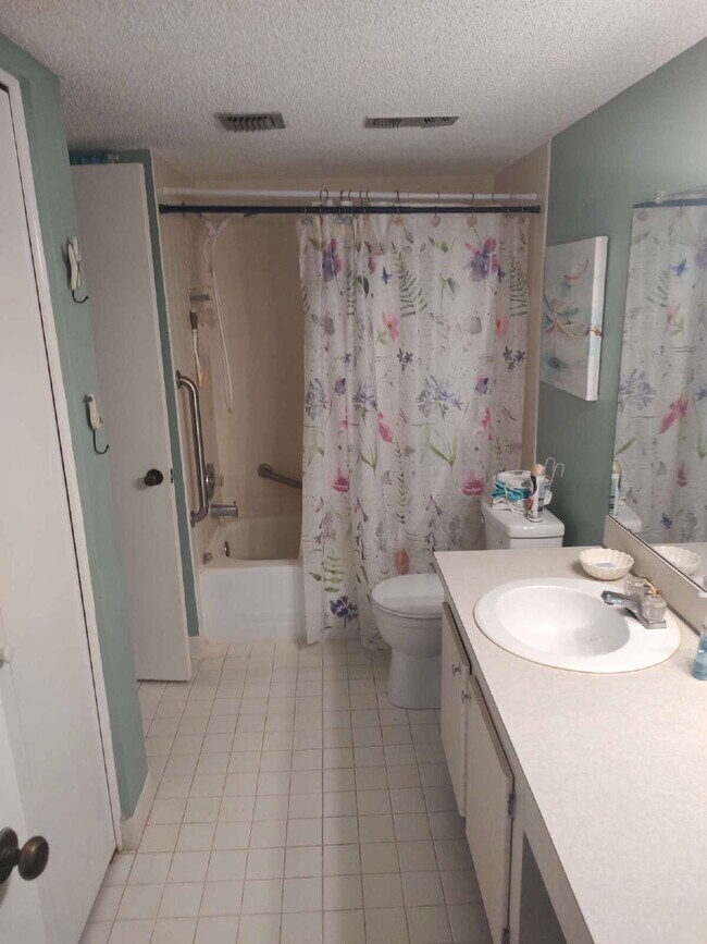Building Photo - "Charming 1-Bedroom Condo in a 55+ Community."