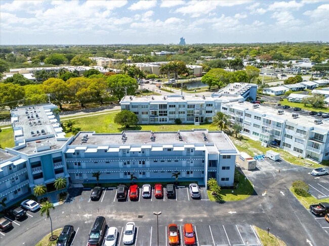 Building Photo - 2200 Park Ln