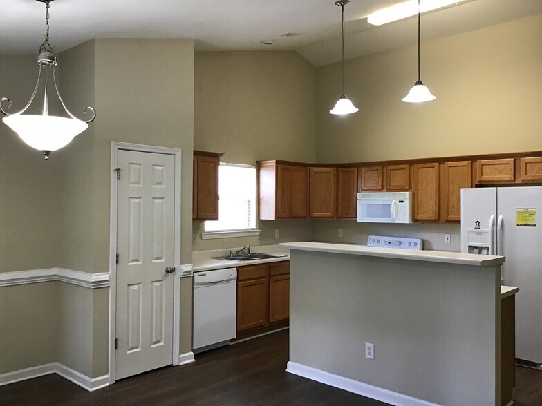 Building Photo - 383 Chadwick Cmns
