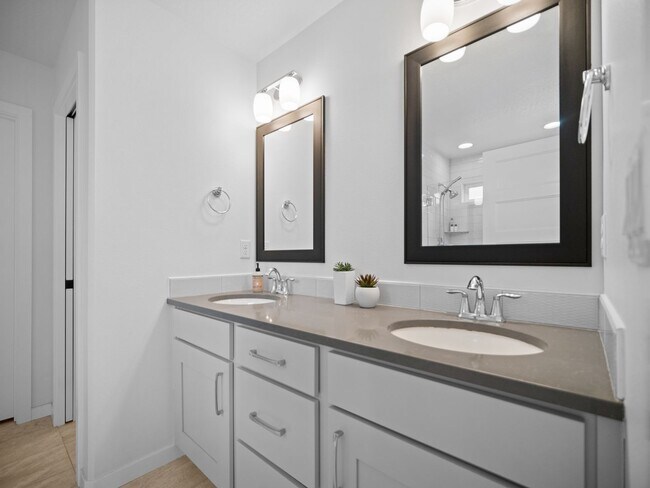 Building Photo - 4 bedroom Modern Home at Eagle Ridge Estates