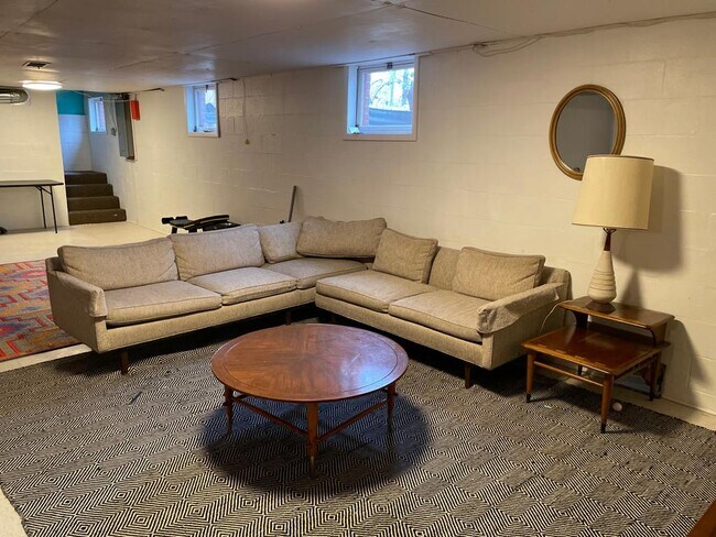 Building Photo - 1708 Pleasant St