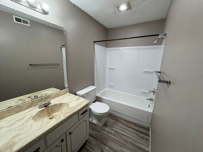 Building Photo - 616 S 6th St