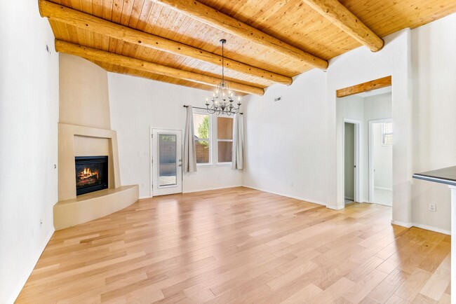 Building Photo - Single Story Beauty | Large Yard | 3 Bedro...