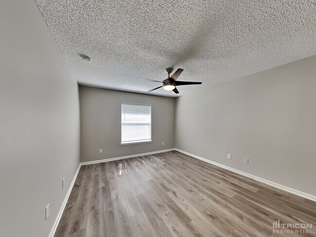 Building Photo - 9282 Thunderbolt Dr