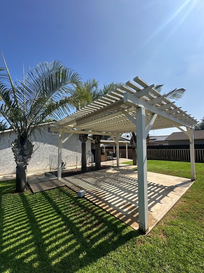 Building Photo - Beautifully landscaped 3BR/2BA house in La...