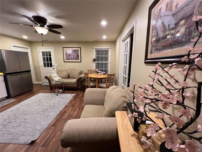 Building Photo - 3024 Lexington Ave