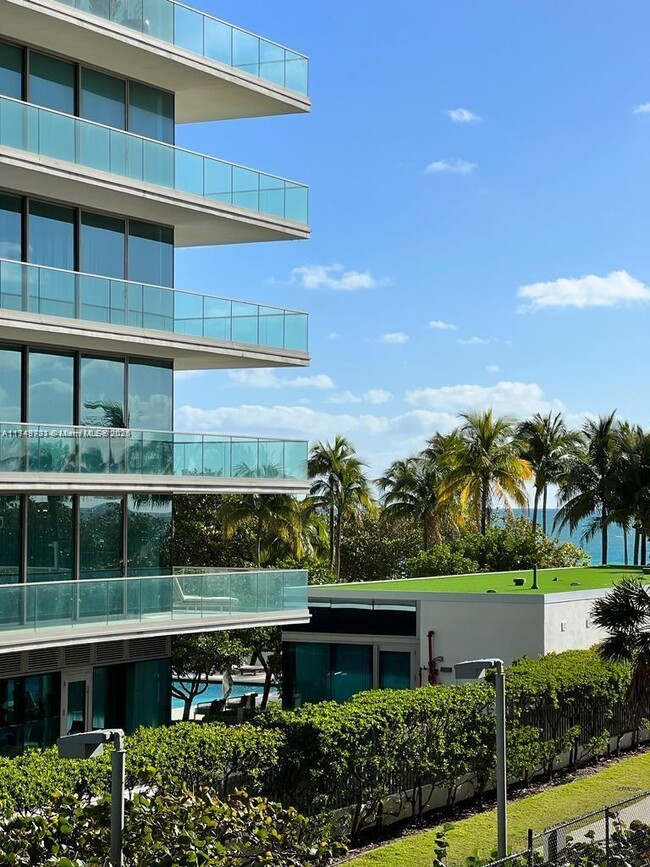 Primary Photo - 10185 Collins Ave