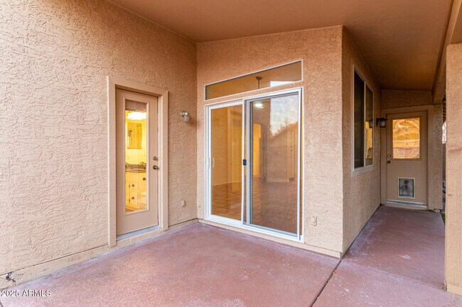 Building Photo - 1093 W Myrna Ln