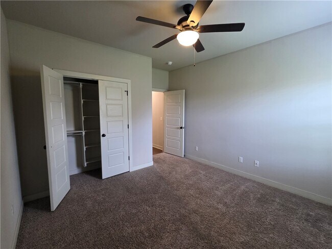 Building Photo - 2905 SW Satinwood Cove