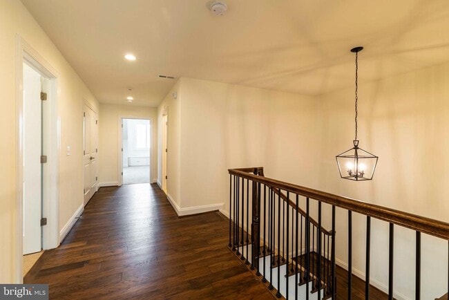 Building Photo - 6098 Creekside Dr