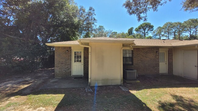 Building Photo - Well maintained 2 bedroom 1 bath triplex f...