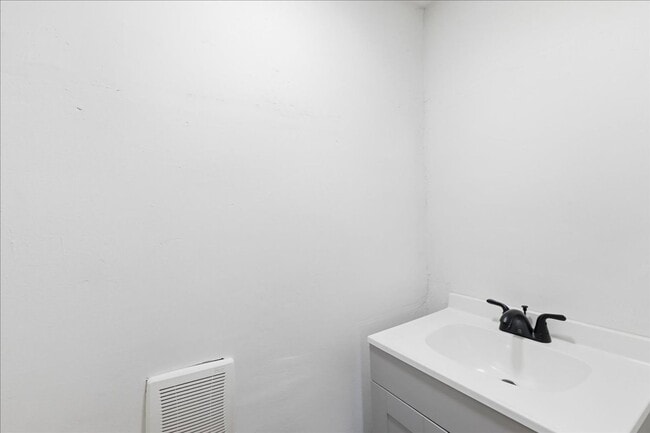 Building Photo - 423 Mt Vernon Ave