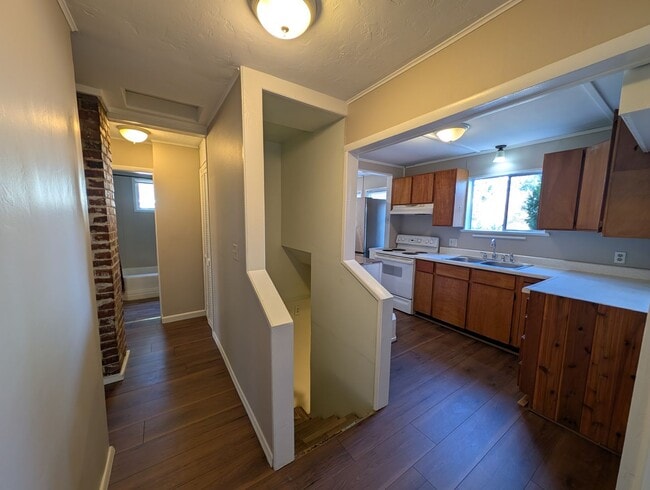 Building Photo - Available Now in Navy Yard City! New Floors & Paint! Tons of Space & Storage.