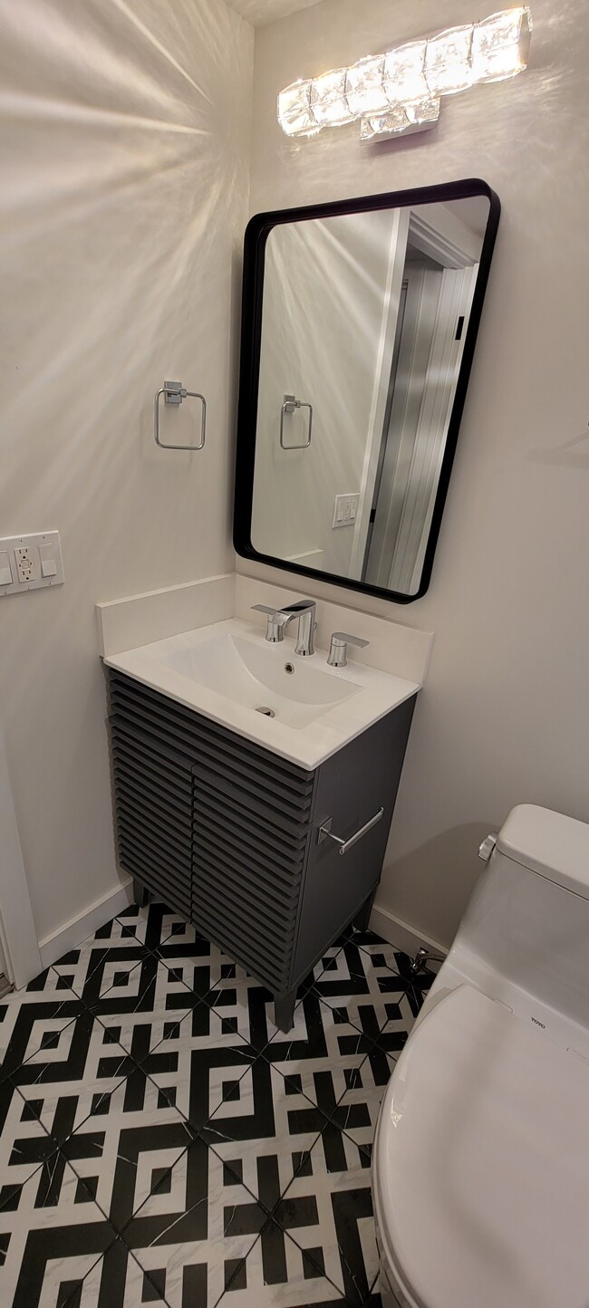 FIRST FLOOR BATH - 723 Westmount Dr