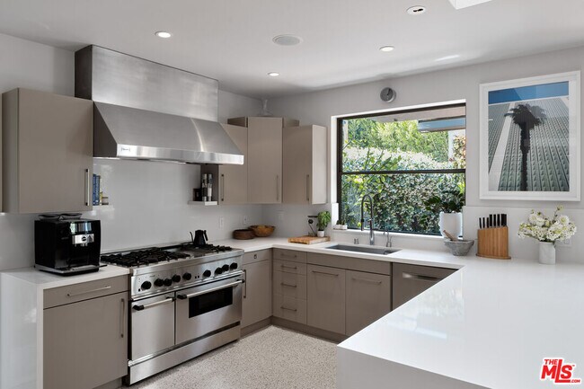 Building Photo - 8735 Dorrington Ave