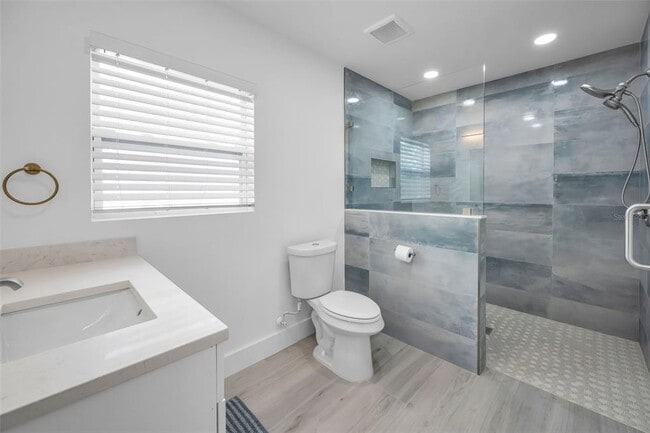 Building Photo - 14125 N Bayshore Dr