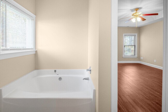 Building Photo - Charming 3 bed 2.5 bath Home in Huntersville!