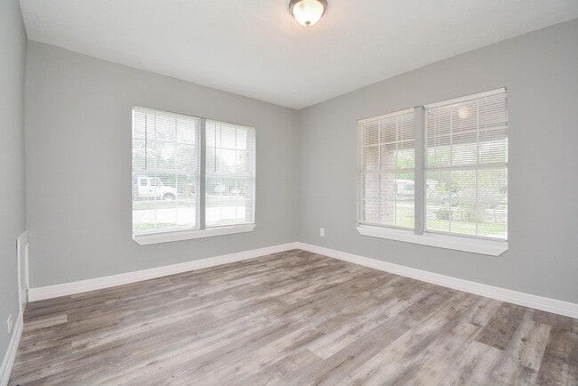Building Photo - 14631 Renault St