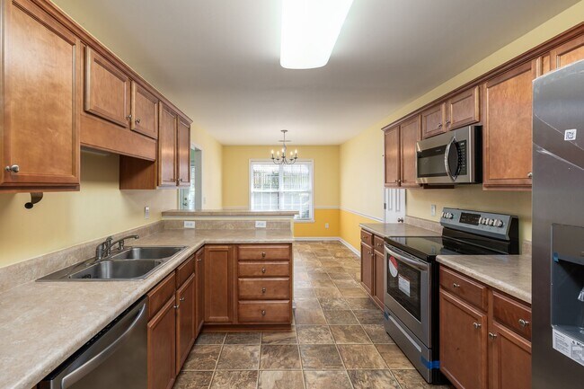 Building Photo - Charming Residence with Modern Amenities and Community center access