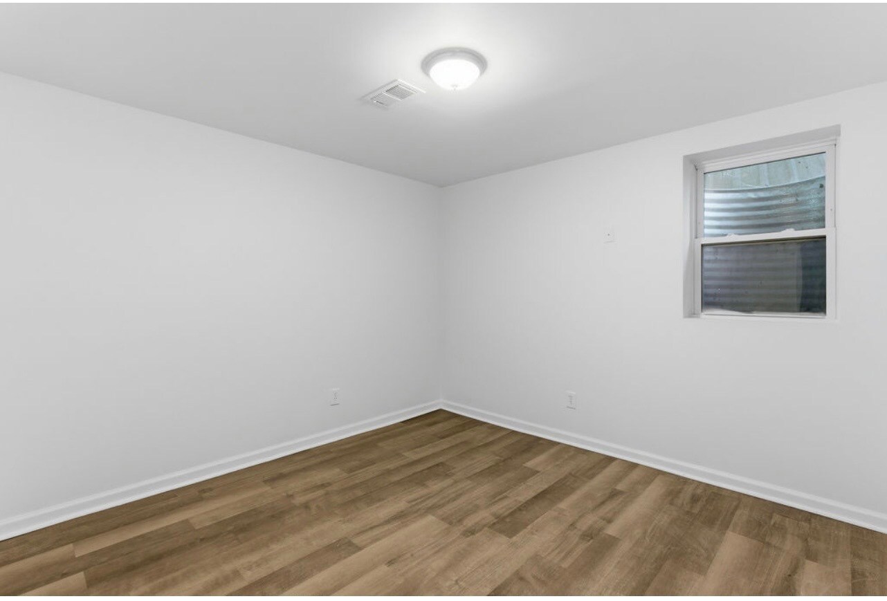 Building Photo - 1511 Crest Rd