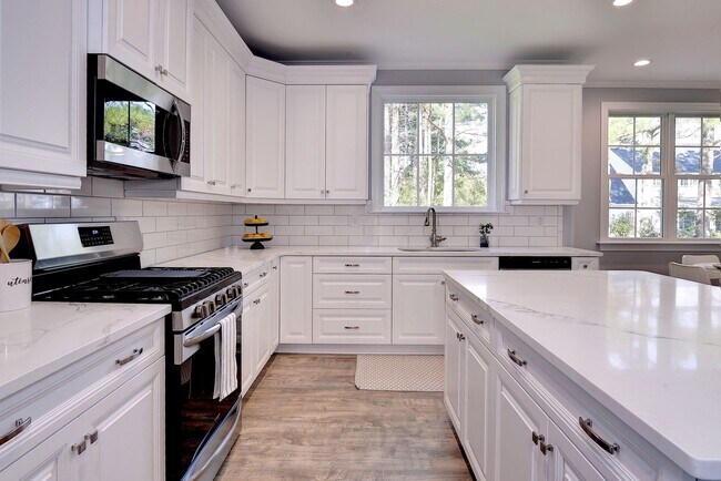 Building Photo - 718 Poquoson Ave