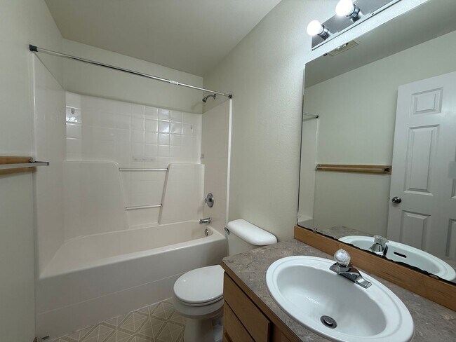 Building Photo - 4 Bed 2 Bath Home in Waterbury Meadows