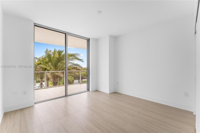 Building Photo - 2411 Laguna Cir