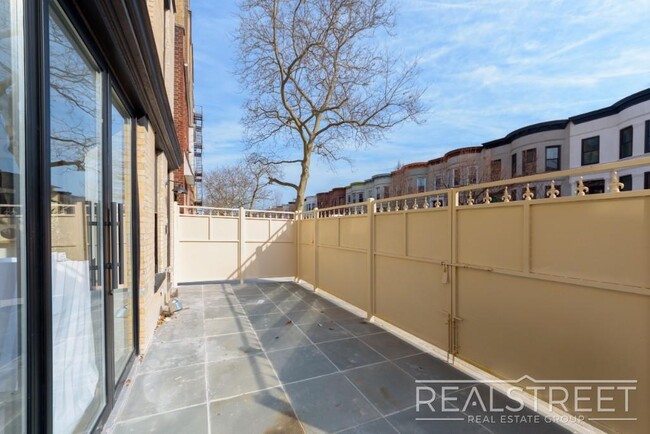 Building Photo - Stunning Single Family Townhouse for RENT!