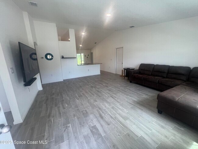 Building Photo - 499 Oakleaf St SW