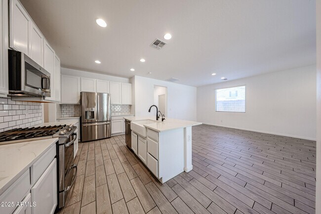 Building Photo - 3332 W Dunbar Dr