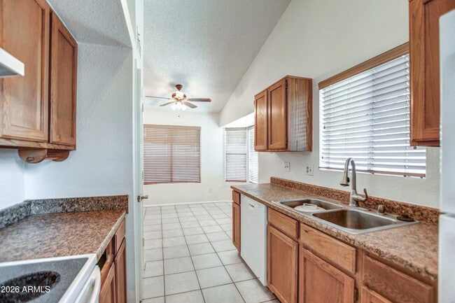 Building Photo - 815 E Calle Del Norte