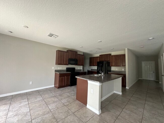 Building Photo - Beautiful 6 Bedroom Home