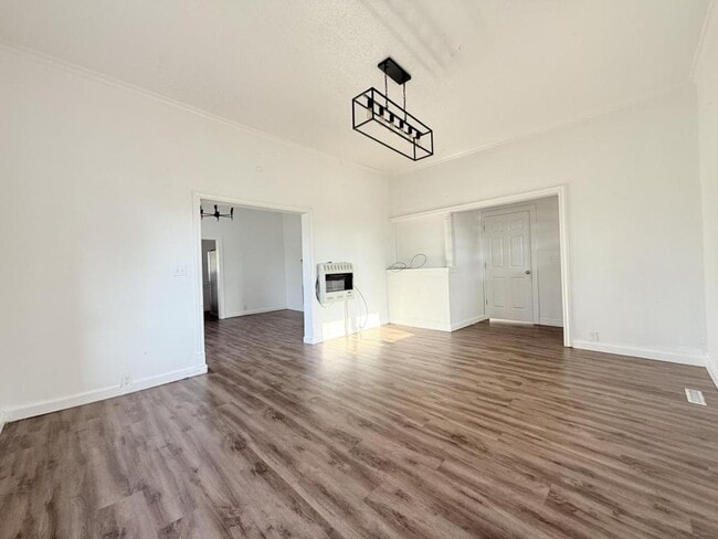 Building Photo - 304 N Roney St