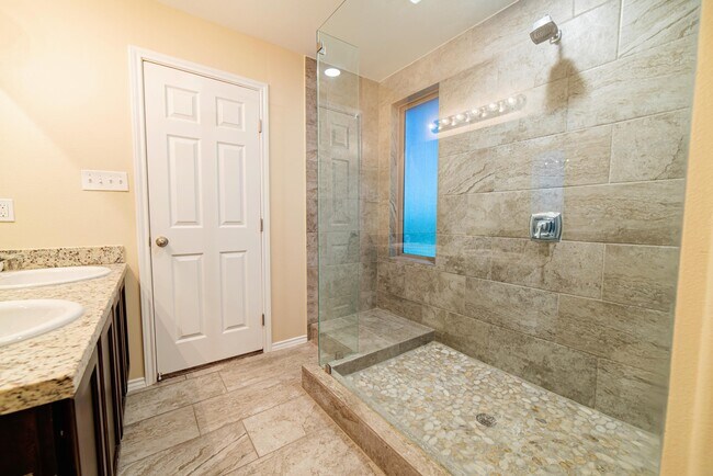 Building Photo - 3305 Charolais Dr