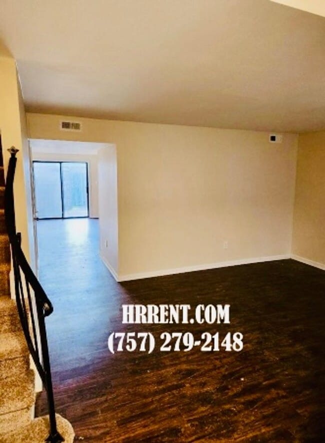 Building Photo - Cozy 3 Bedroom 1.5 Bathroom Townhouse located in the Denbigh-Warwick area of Newport News, VA!