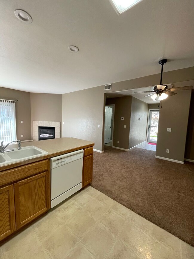 Building Photo - Charming Main Floor Condo in Water Valley