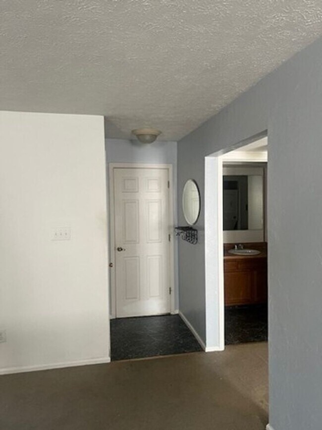 Building Photo - One Bedroom Condo For Rent