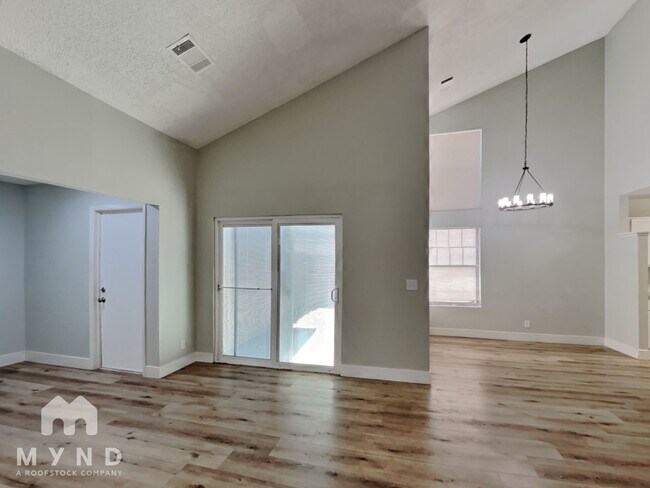 Building Photo - 4336 N Fox Point Dr