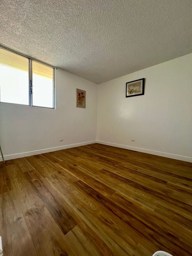 Building Photo - Convenient 2/2/1 with Lanai