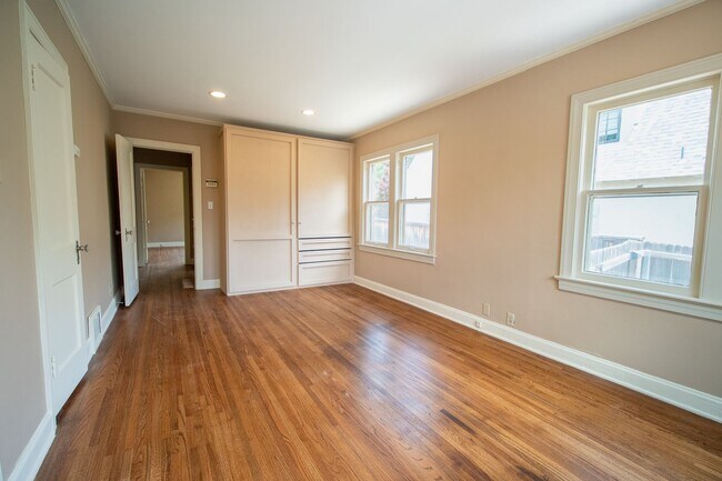 Building Photo - 2124 E 19th St