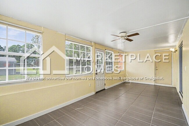 Building Photo - 830 Painesville St SE