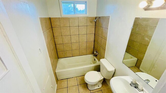 Building Photo - 1745 Rivercrest St