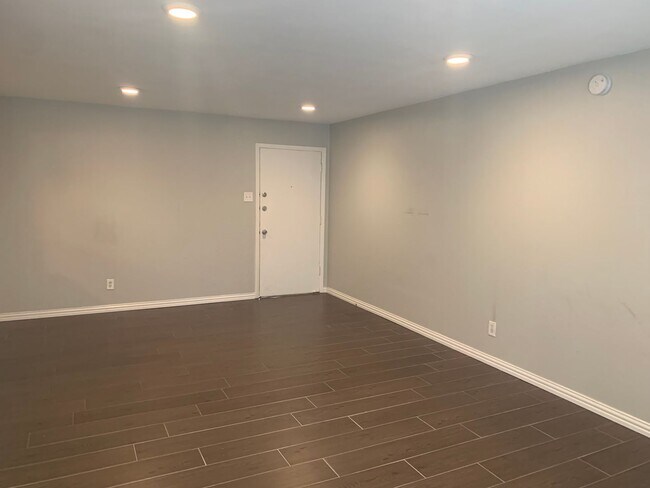 Building Photo - Modern 2 Bedroom, 2 Bathroom Condo in the Heart of Vibrant Oaklawn!